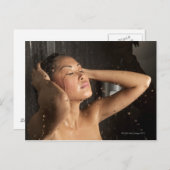 Junge Frau mit Dusche Postkarte (Vorne/Hinten)