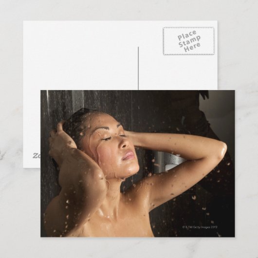 Junge Frau mit Dusche Postkarte (Vorne/Hinten)