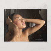 Junge Frau mit Dusche Postkarte (Vorderseite)
