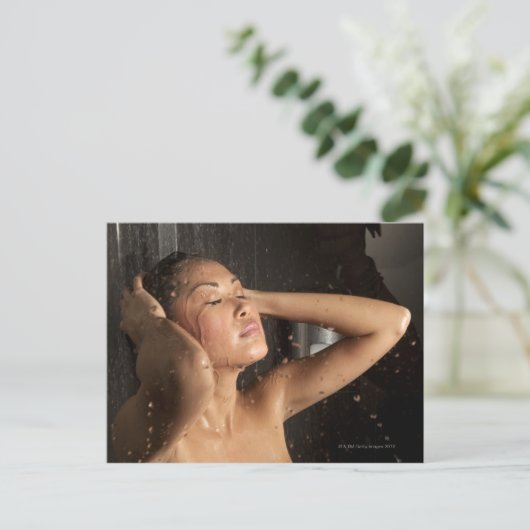 Junge Frau mit Dusche Postkarte (Stehend Vorderseite)