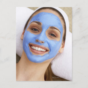 Junge Frau mit Gesichtsmaske, Lächeln, Postkarte