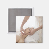 Junge Frau mit Gesichtsmassage Magnet (Vorderseite/Rückseite)