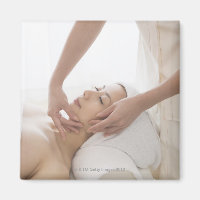 Junge Frau mit Gesichtsmassage