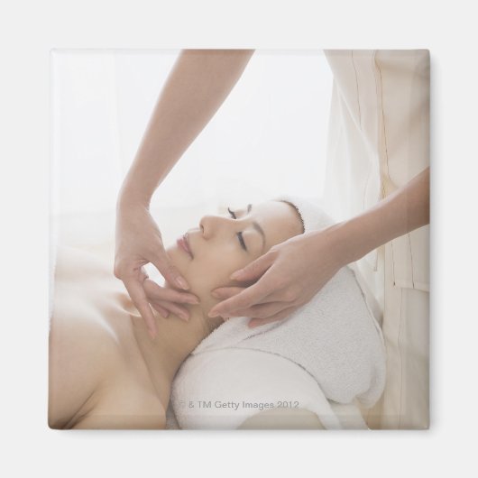 Junge Frau mit Gesichtsmassage Magnet (Vorne)