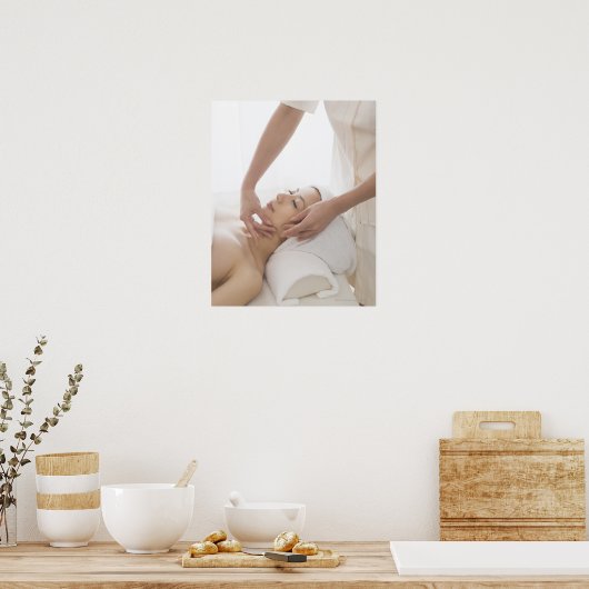 Junge Frau mit Gesichtsmassage Poster (Küche)