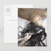 Junge Frau mit Haarbehandlung Postkarte (Vorne/Hinten)