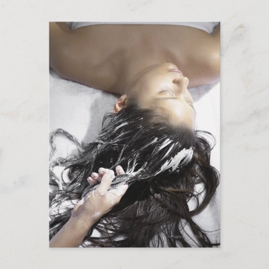 Junge Frau mit Haarbehandlung Postkarte (Vorderseite)