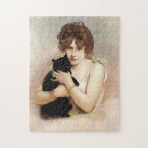 Junge Frau mit schwarzem Katzenhalter-Belleuse