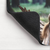 Junge Frau mit Waldeichhörnchen Mousepad (Ecke)