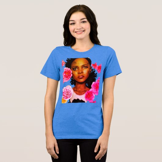 Junge Frau umgeben von rosa Blume Tri-Blend Shirt (Vorderseite voll)