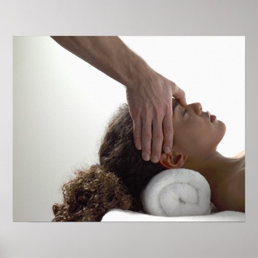 Junge Frauen genießen eine Massage Poster (Vorne)