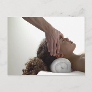 Junge Frauen genießen eine Massage Postkarte