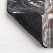 Junge Frauen in Wäldern mit Katze Mousepad (Ecke)