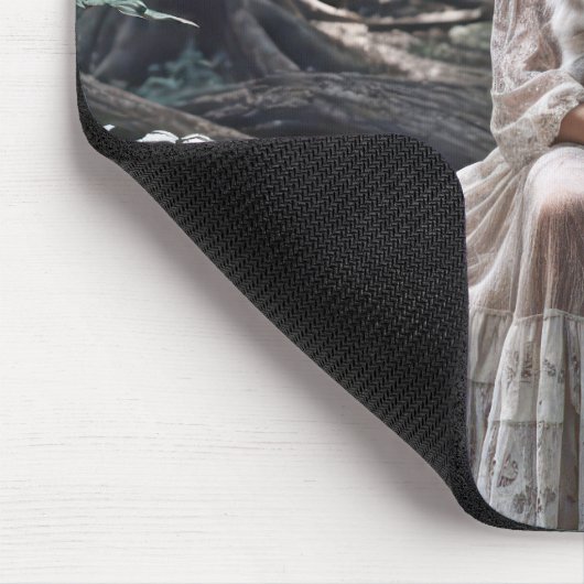 Junge Frauen in Wäldern mit Katze Mousepad (Ecke)