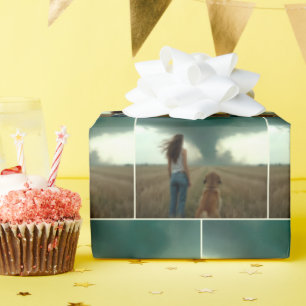 Junge Frauen und Hunde sehen einen Tornado Geschenkpapier