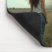 Junge Frauen und Hunde sehen einen Tornado Mousepad (Ecke)