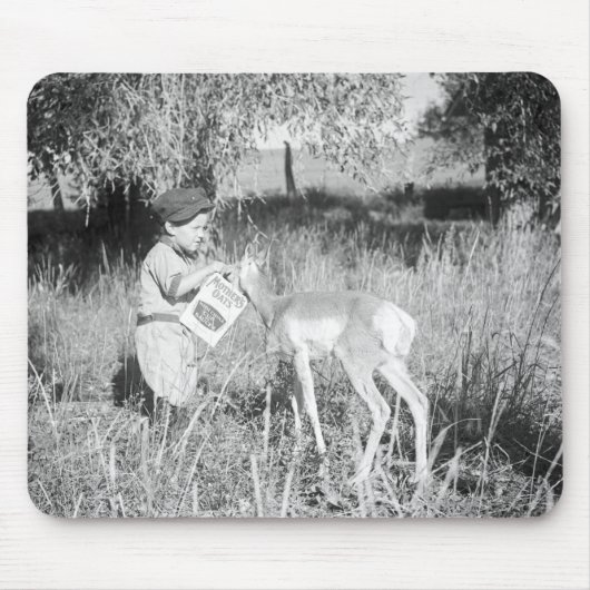 Junge füttert Antilope Mousepad (Vorne)