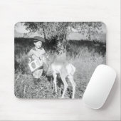 Junge füttert Antilope von Hand Mousepad (Mit Mouse)