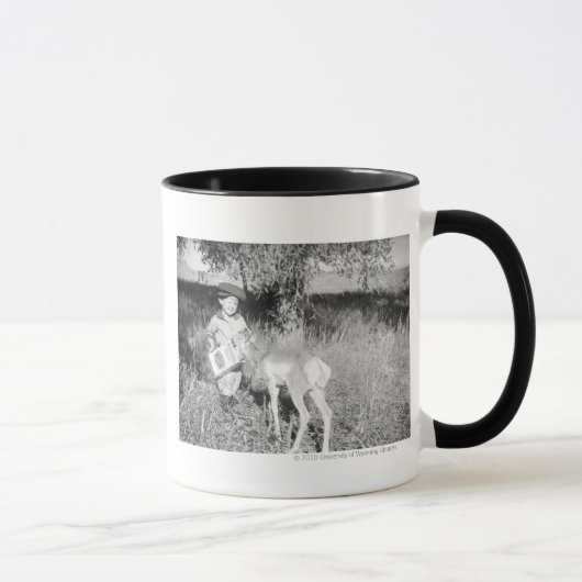 Junge füttert Antilope von Hand Tasse (Rechts)