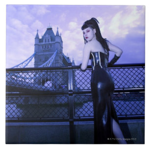 Junge Goth Frau an der Turm-Brücke, London Fliese