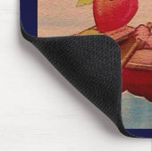 Junge hält Herz in Boot Mousepad (Ecke)