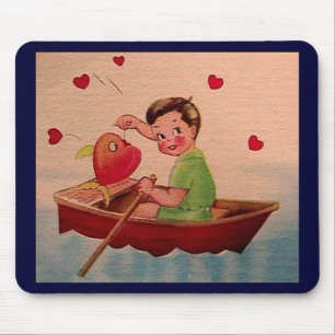 Junge hält Herz in Boot Mousepad