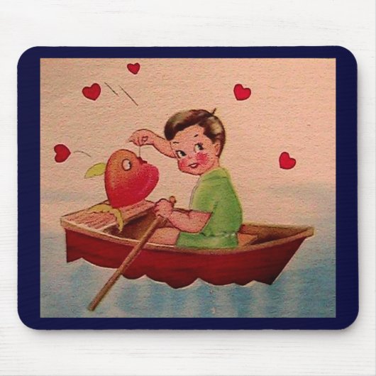 Junge hält Herz in Boot Mousepad (Vorne)