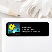 Junge Hexe, die unter den Nachthimmelezeichen flie (Insitu)