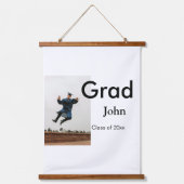 Junge hinzufügen Name Datum Jahr Text QR Abschluss Wandteppich Mit Holzrahmen (Vorderseite)