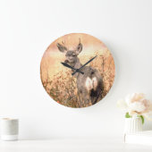 Junge Hirsche in Wildblumen mit grungy Texture Art Große Wanduhr (Zuhause)