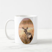 Junge Hirsche in Wildblumen mit grungy Texture Art Kaffeetasse (Links)