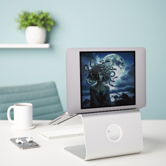 Junge Hübsche Medusa am Mond und Ozean Aufkleber (Laptop auf Schreibtisch)