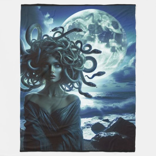 Junge Hübsche Medusa am Mond und Ozean Fleecedecke (Vorderseite)