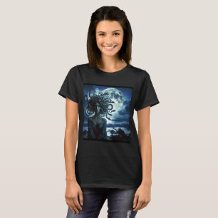 Junge hübsche Medusa bei Mond und Ozean T-Shirt