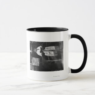 Junge im Gebets-Schal während des jüdischen neuen Tasse