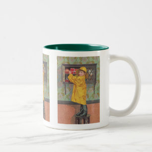 Junge im Regenmantel Zweifarbige Tasse