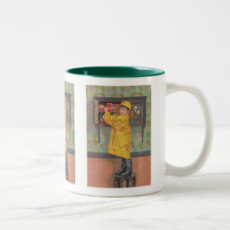 Junge im Regenmantel Zweifarbige Tasse