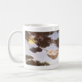 Junge in Hassoc Tree von Jessie Willcox Smith Kaffeetasse (Links)