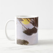 Junge in Hassoc Tree von Jessie Willcox Smith Kaffeetasse (Links)