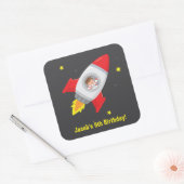 Junge in Rocket Ship Space Geburtstagsaufkleber Quadratischer Aufkleber (Umschlag)
