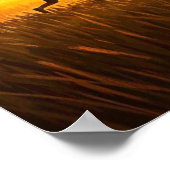 Junge Junge, die mit Hund bei Sonnenuntergang renn Poster (Ecke)