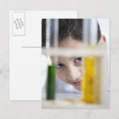 Junge Junge in der Chemiewissenschaftsklasse, der Postkarte (Vorne/Hinten)