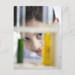 Junge Junge in der Chemiewissenschaftsklasse, der Postkarte