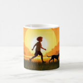Junge Junge mit Hund bei Sonnenuntergang Kaffeetasse (Mittel)