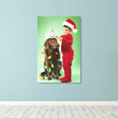 Junge Junge packt Weihnachtsleuchten um einen Hund Leinwanddruck (Insitu (Holzboden))