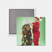 Junge Junge packt Weihnachtsleuchten um einen Hund Magnet (Vorderseite/Rückseite)