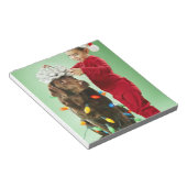 Junge Junge packt Weihnachtsleuchten um einen Hund Notizblock (angewinkelt)