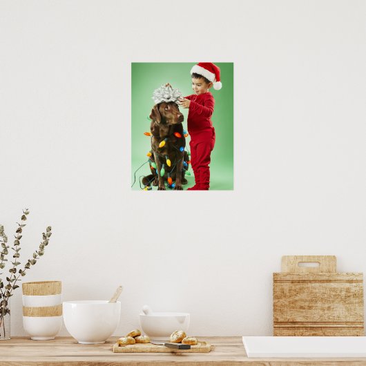 Junge Junge packt Weihnachtsleuchten um einen Hund Poster (Küche)