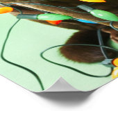 Junge Junge packt Weihnachtsleuchten um einen Hund Poster (Ecke)