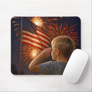 Junge Junge Saluting der amerikanischen Flagge Mousepad